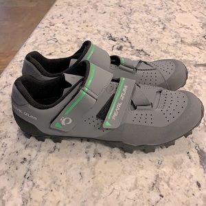 Brand new Pearl Izumi mountain/gravel bike shoes.
